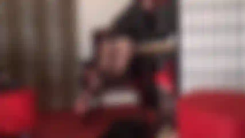 Um par de meias-calças pretas com costura - as curvas de náilon da amante são inegavelmente sensuais.