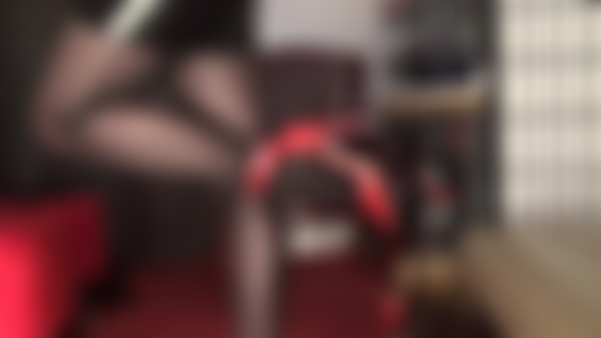 Aprecie esta provocação de perna em meia-calça preta com brilho oleoso e sapatos de couro vermelho com tira no tornozelo.