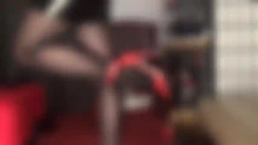 Aprecie esta provocação de perna em meia-calça preta com brilho oleoso e sapatos de couro vermelho com tira no tornozelo.