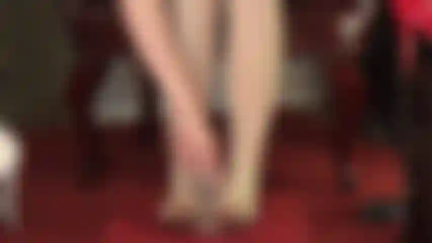 Faço footjob com pés de nylon encharcados de saliva, com vistas de frente e de trás, usando camadas de meia-calça e meias brancas.