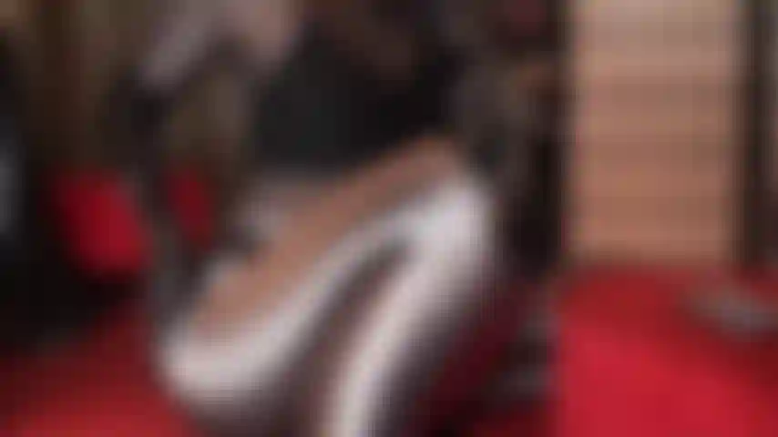 Perfeição brilhante em meia-calça marrom de spandex, tanga de pvc e luvas de pvc - a adoração da bunda nessa combinação de meia-calça e calcinha fetichista é incrível, mas assim que a amante experimenta diferentes mini-saias brilhantes em cores combinando, seu pau fica realmente excitado.