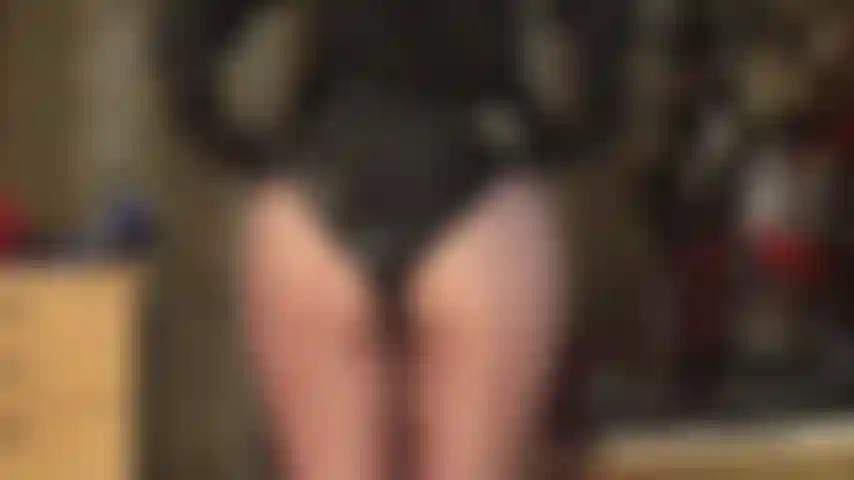 A senhora provoca com sua famosa bunda redonda em shorts brilhantes e meia-calça marrom brilhante.