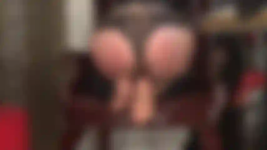 Adoro a bunda e os pés da amante com calcinhas de renda e meia-calça transparente super brilhante.