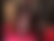 Hipnotizada pelas pernas da deusa em meia-calça preta e saltos altos brilhantes.