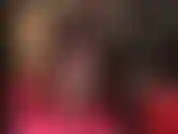 Hipnotizada pelas pernas da deusa em meia-calça preta e saltos altos brilhantes.