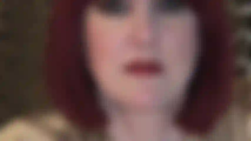 Lábios sedutores de batom vermelho - batom vermelho sexy é algo que você simplesmente não consegue resistir. Veja a amante vivian te provocar lambendo seus lábios carnudos.