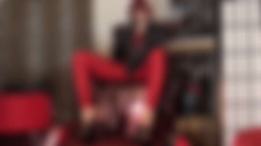 Paus negros enormes para seus buracos gulosos. A senhora balança seus paus grandes mirando em seus buracos apertados e famintos, embora seu salto de 20 centímetros pareça tão bom quanto para ser fodido.