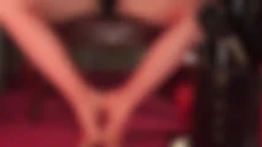 Pés sensuais em meia-calça arrastão vermelha te excitam? Bem, então esta é para você! Uma vista para minhas pernas, panturrilhas e pés sensuais.