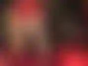 Meias-calças brilhantes, bunda e pernas sensuais com um pau balançando entre elas...