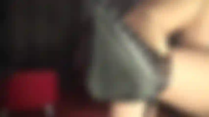Você é um viciado em cheirar sapatos - dê uma inalada nos saltos usados da sua senhora. Enfie o nariz fundo e respire fundo por um longo tempo.