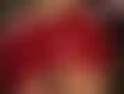 Saia de látex tão curta que deveria ser ilegal :-) adoro minha bunda brilhante neste minissaia vermelho e quente com meia-calça sexy por baixo, combinada com luvas médicas.