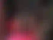 Uma visão atraente das pernas de meia-calça da amante em uma saia lápis de couro com fenda nas costas.