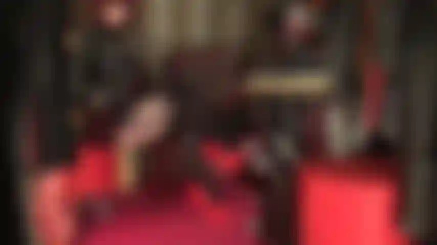 Pernas de meia-calça com padrão liga, saia por cima, provocação na virilha - a amante exibe sua bunda redonda e pernas longas e maravilhosas em meia-calça com aparência de liga, prendendo seu pau entre as coxas cruzadas.