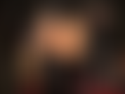 Amante de pvc brilhante, com botas e uma cinta-liga preta enorme.