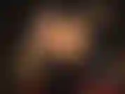 Amante de pvc brilhante, com botas e uma cinta-liga preta enorme.