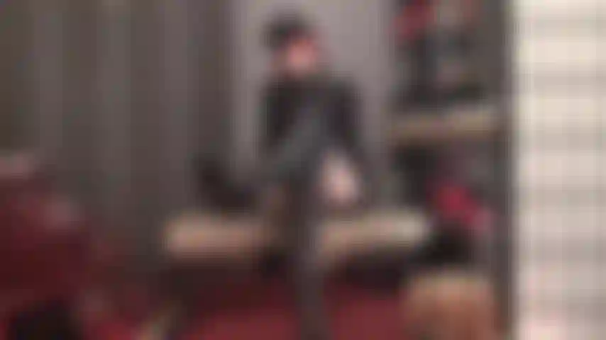 Escrava das minhas botas de couro - escrava das minhas botas. Vem. Rasteja um pouco mais perto. Mais perto ainda. Tão perto, que você pode sentir o cheiro do couro quente das botas de cano alto da minha senhora.