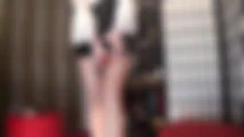 Dominada por strapon com um pau grosso e vermelho - vestida com um corpete de renda sexy e uma minissaia de pvc, a amante vivian te seduz a experimentar seu carnudo strapon vermelho.