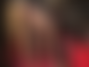 Provocadora de pernas sensuais e com fetiche por pés, usando meia-calça preta transparente com meias de renda nude brilhantes por cima, muito brilhantes, combinadas com saltos pretos brilhantes combinando.