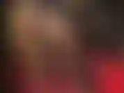 Provocadora de pernas sensuais e com fetiche por pés, usando meia-calça preta transparente com meias de renda nude brilhantes por cima, muito brilhantes, combinadas com saltos pretos brilhantes combinando.