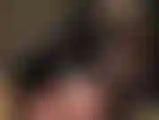 A deusa do látex provoca com sua bunda perfeita e redonda, brilhando sob uma saia preta de borracha justa e sexy. Mmm mmmm bom!