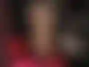 Com meias-calças e ligas de renda nude extra brilhantes sobrepostas.