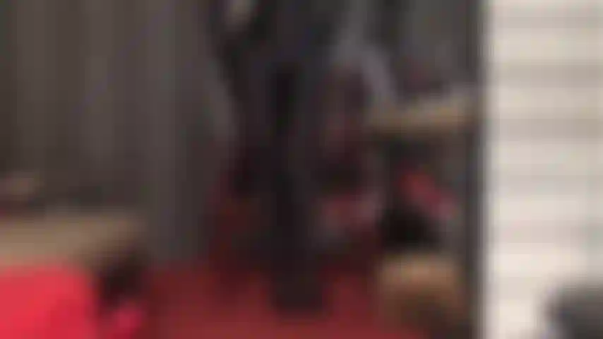 Seu pau é o brinquedo da minha amante - este macacão de spandex com zíper no decote realmente te excita. A amante está se divertindo com sua ereção. Ela vai acariciá-lo, ela vai bater nele...