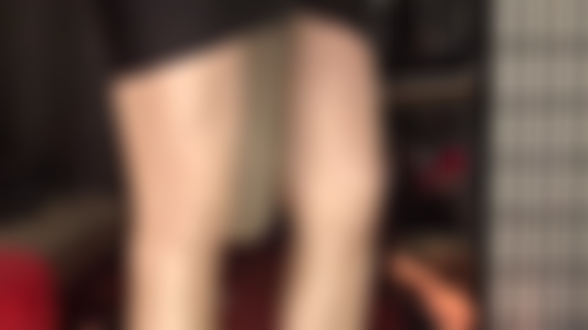 O pauzão da senhora em meia-calça brilhante deixou seu clitóris excitado. Você quer tanto fazer garganta profunda que quase consegue sentir o gosto.