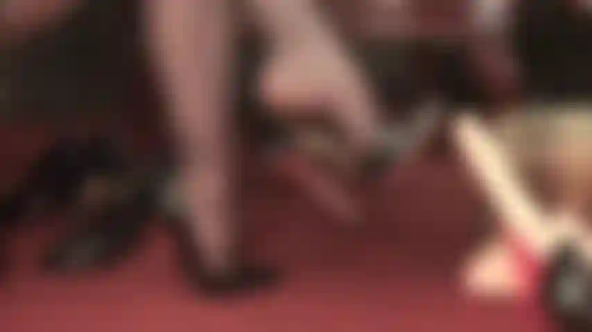 Que brinca de sapato e usa sapatos pretos de salto alto.