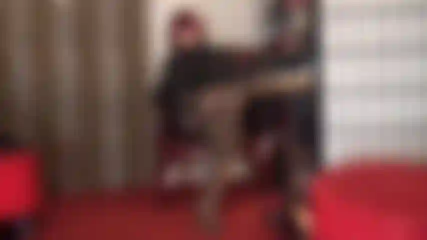 Meias e ligas te deixam louca. A senhora vivian tem pernas que te deixam fracas, principalmente quando estão envoltas em meias de náilon brilhantes.