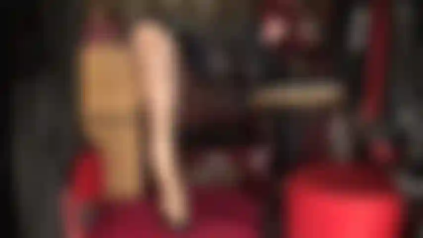 Você é louca por pernas de meia-calça superbrilhantes e pés de salto alto sensuais e abertos. Delicie-se com esta maravilhosa provocação lenta.