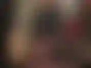 Sua deusa de náilon provoca com suas pernas, bunda e pés de meia-calça preta e sedosa, vestindo um body de pvc brilhante.