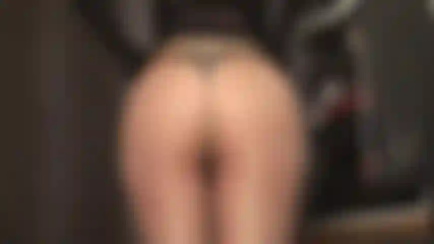 Adoro a bunda perfeita e redonda da amante vivian, de meia-calça transparente e nua.