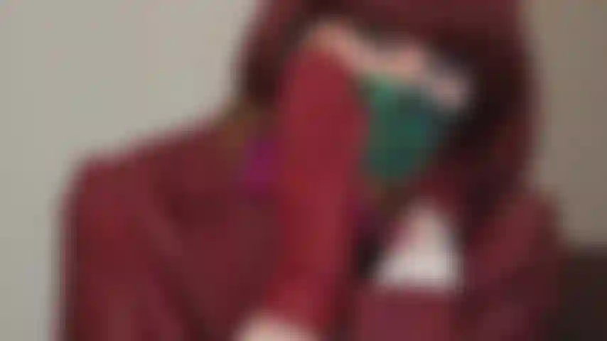 Fetiche por máscara de lenço de seda - um lenço de seda macio pode ser muito eficaz como máscara ou mordaça. A senhora está vestida de couro vermelho e usa um lenço de seda colorido para cobrir a boca.