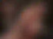 Adoração de pés descalços e oleados. A senhora repousa os pés descalços sobre a mesa, provocando você com solas enrugadas e arcos altos.