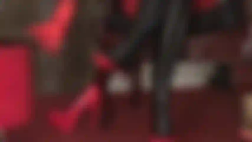 Punheta de látex com os pés na bbc. A senhora vivian envolve seus pés de meia de látex em um pau preto e grosso.