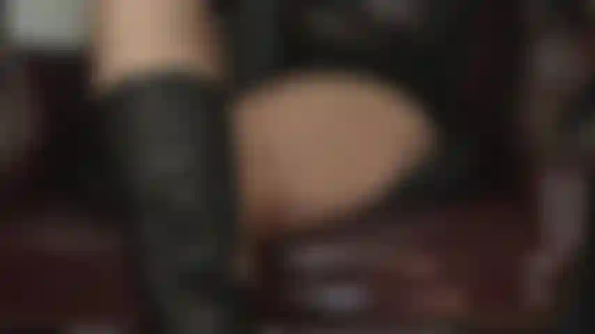 Fraca pelas coxas de meia-calça da patroa. Seu coração bate forte quando elas se abrem, seu pau pulsa quando elas se fecham, querendo esfregá-lo todo na pele quente e coberta de náilon da patroa.