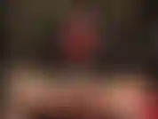 Luvas médicas com cinta-liga - a deusa do couro lubrifica seu grande pau com cuspe e o acaricia com luvas de látex transparentes antes de enfiá-lo profundamente em você.