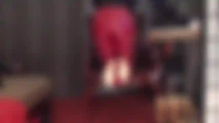 Com pés de meia-calça e salto agulha provocantes em couro vermelho - a senhora vivian, de calças de couro vermelho e sapatos de salto alto combinando, tira os sapatos para que você possa adorar suas lindas solas de náilon macio e seu traseiro revestido de couro.