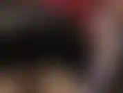 Uso minissaia de látex e camadas de meia-calça, pernas de náilon e saia provocante.