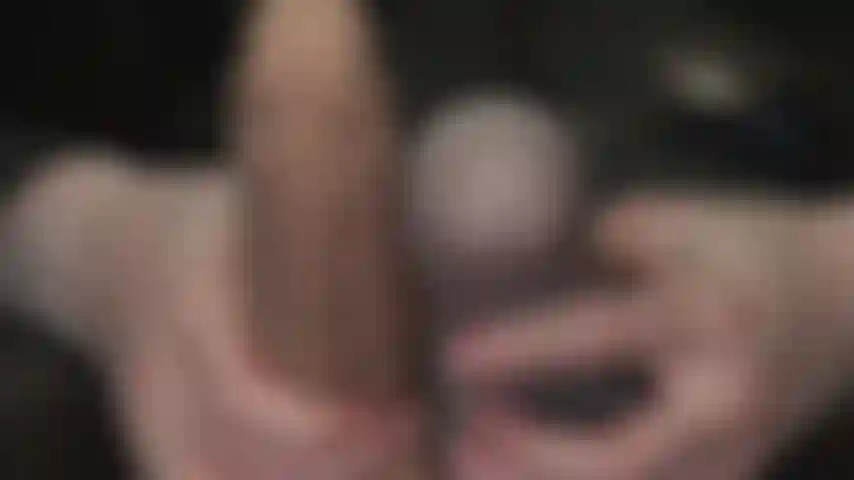 Com fome de pau - esses paus parecem tão gostosos. Sua boca de puta se abre automaticamente, implorando para que você a envolva com seus lábios e sinta as belas veias.