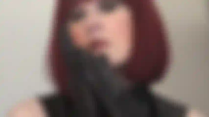 Fetiche por luvas de couro - a senhora vivian usa um par de luvas de couro preto macio até o cotovelo para provocar e torturar você.