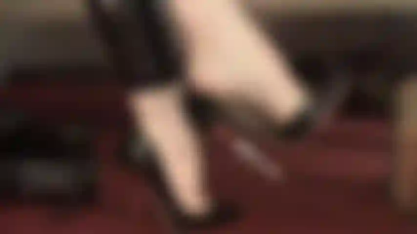 A especialista em balançar - os incríveis pés arqueados da amante balançam os sapatos de salto alto.