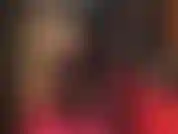 Adoro minha bunda perfeita e pernas longas em um shorts, macacão e botas de cano alto, combinados com meia-calça nude brilhante.