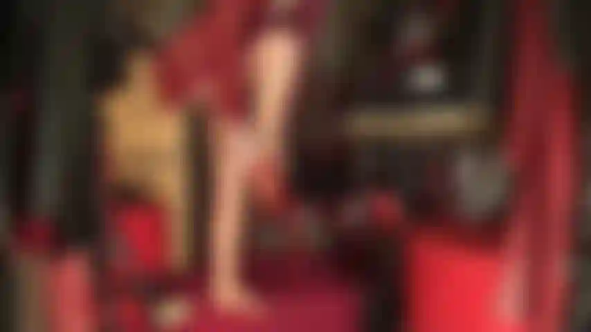 Seu pintinho é inferior ao meu pau grande e preto - meu enorme pau preto entre camadas de náilon vermelho brilhante é um verdadeiro tesão para o seu micropênis. Você faz o que for preciso para agradar o pau da sua amante...