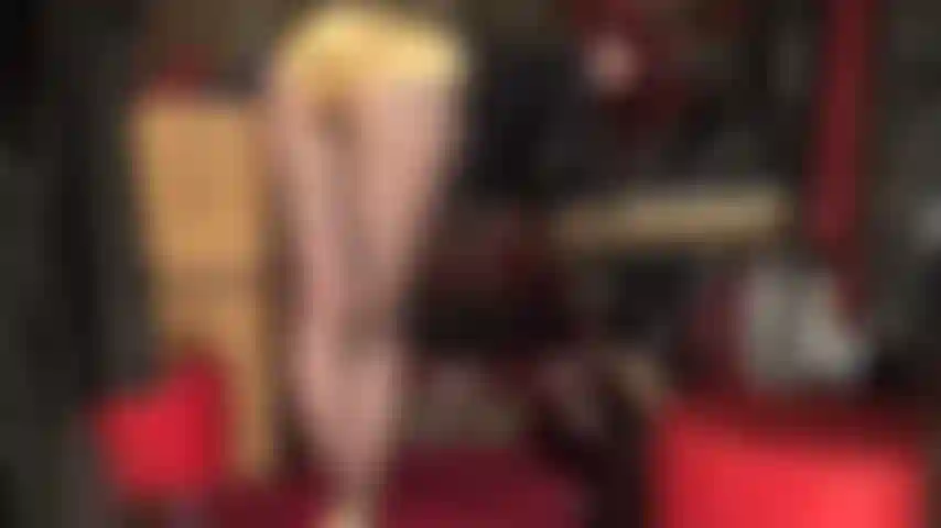 A senhora vivian está curvada sobre a mesa, olhando para trás, provocando com sua bunda perfeita em shorts de cetim dourado brilhante.