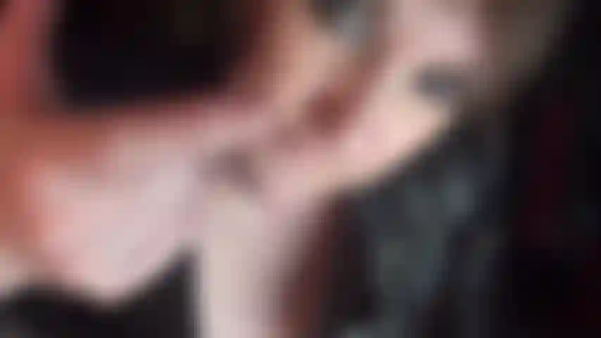 Dedos molhados e escorregadios, cheios de cuspe, lubrificando o pauzão da minha amante para abrir lentamente essa sua bucetinha apertadinha. Mmmhmmm... Eu sei do que você precisa. Você precisa de mim me penetrando por trás... Tão devagar!