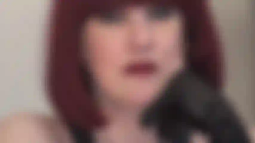 Adoro o rosto, batom vermelho, luvas de couro pretas.