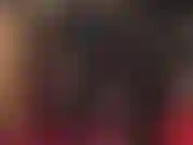 Minha escrava anal, sua amante brilhante em pvc preto com botas extra altas, tem um grande pau preto para enfiar na sua boceta apertada enquanto te alimenta com muito cuspe.