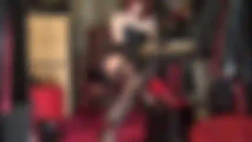 Sedução femdom em lingerie linda - espartilho e luvas de couro, meia-calça superbrilhante, meias e ligas.