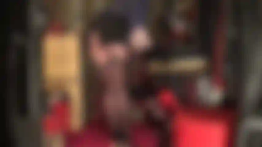 Meias pretas com costura e ligas sobre meia-calça brilhante. Nossa, que vista! A provocação com ligas, pernas sensuais e bunda perfeita... Mmmm.